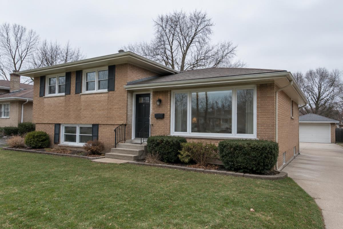 Brick split-level in Arlington Heights, IL after window replacement
